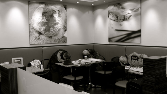 Les entrailles de la gare de Cologne©P.Rocard   Plus tard, dans les entrailles de la gare de Cologne en Allemagne, des hommes dorment sous des photos de pain et je les regarde.
